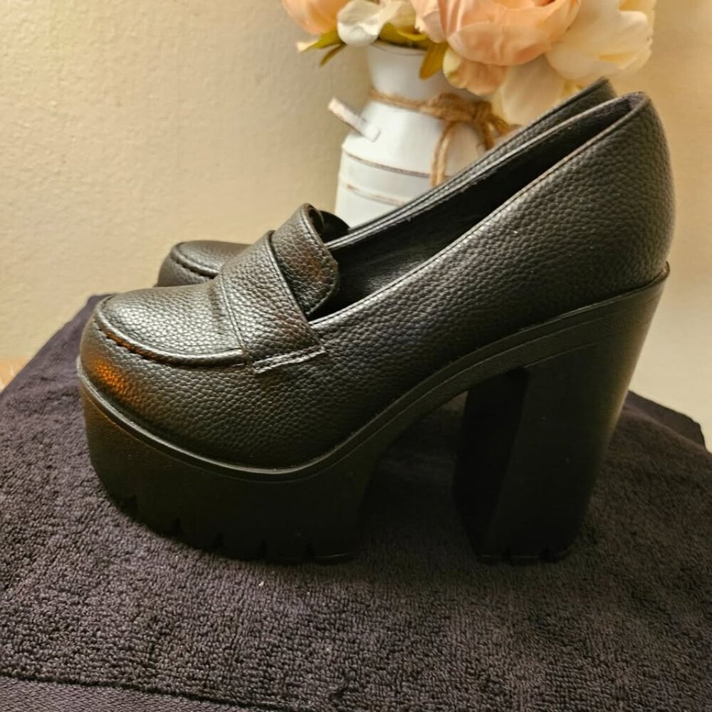 Stylish Black Platform Loafers for a Bold Look